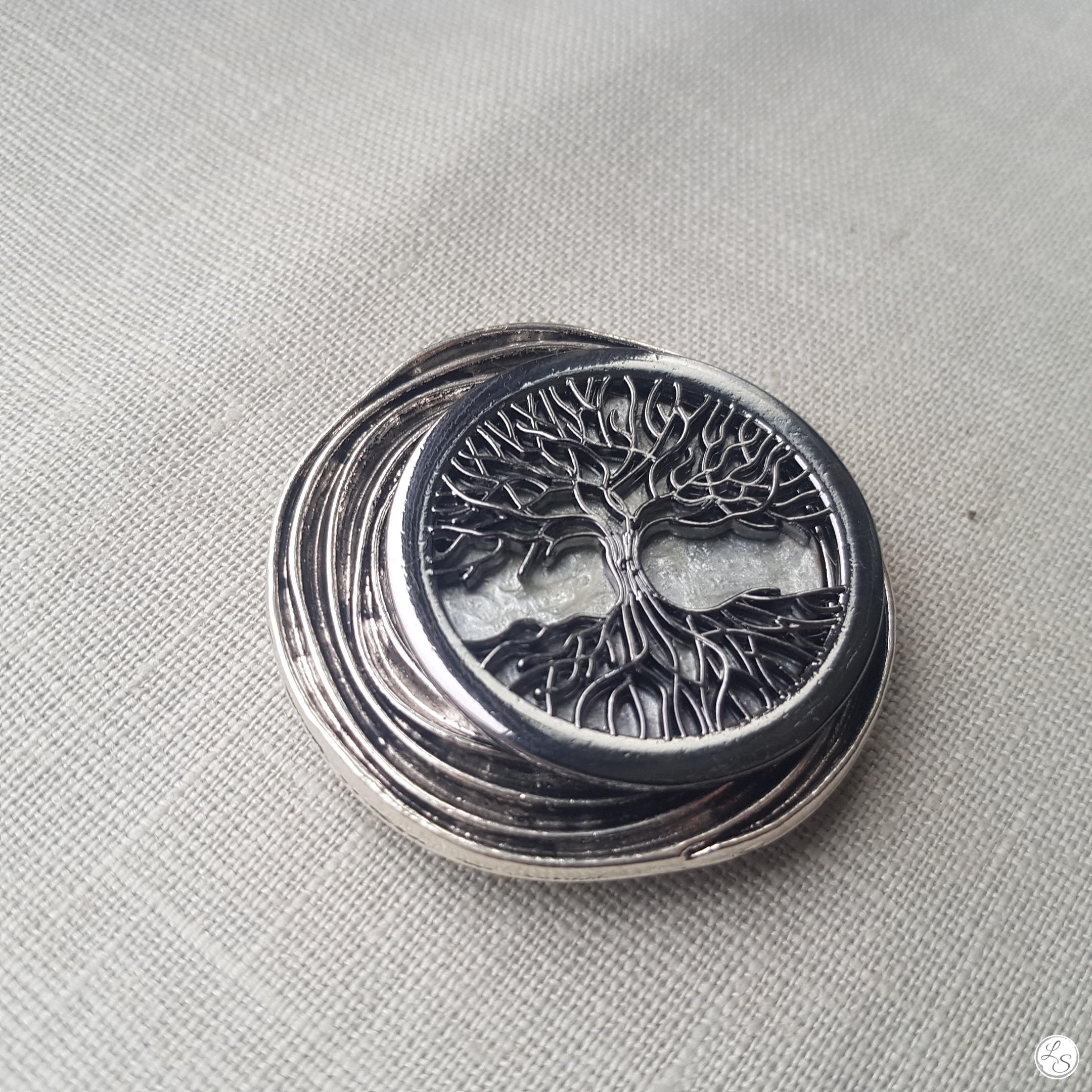 Broche aimantée "Arbre de vie noir sur médaillon argenté" – Image 2