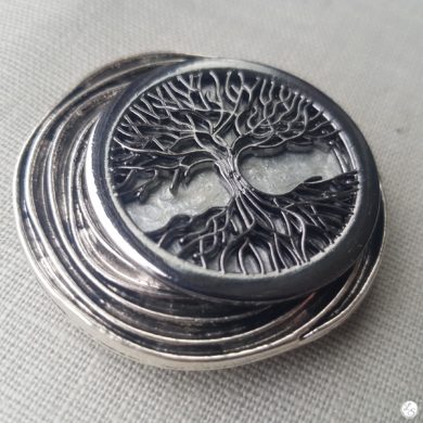 Broche aimantée "Arbre de vie noir sur médaillon argenté"