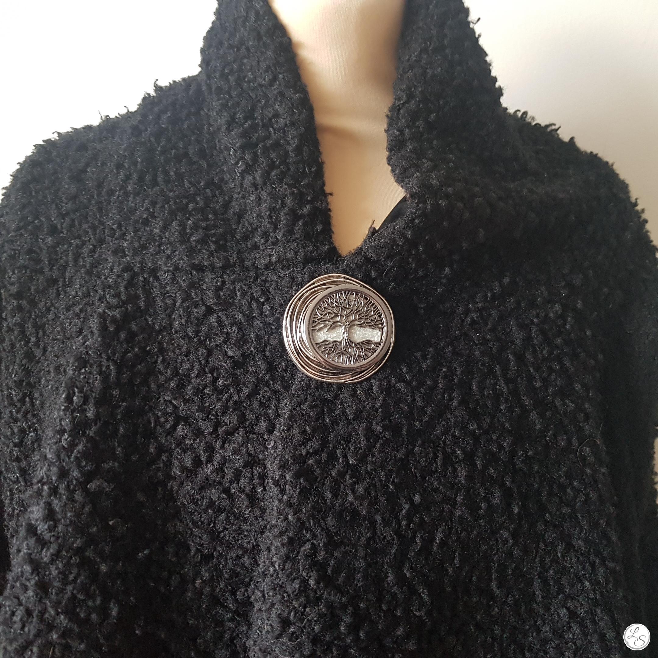 Broche aimantée "Arbre de vie noir sur médaillon argenté" – Image 3