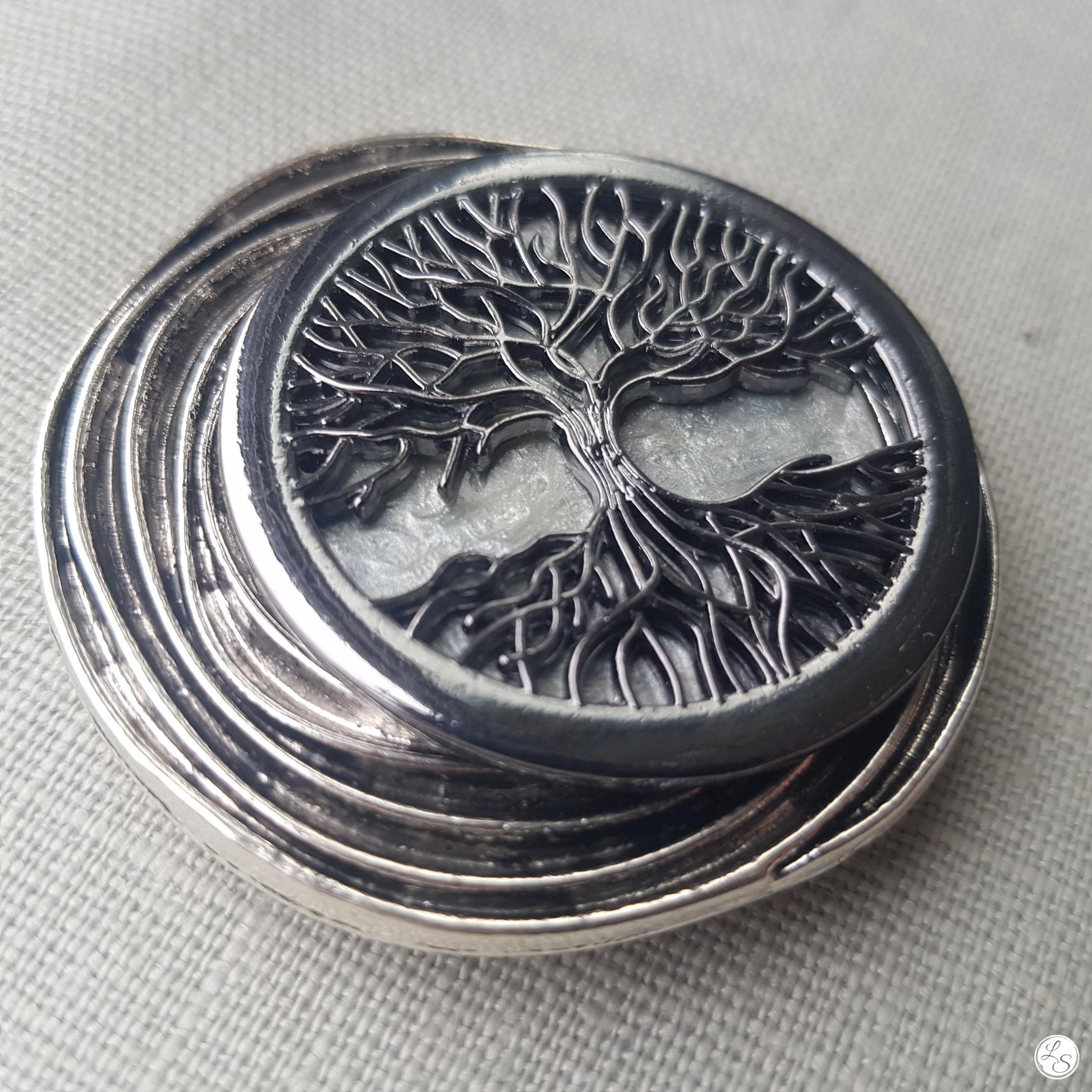 Broche aimantée "Arbre de vie noir sur médaillon argenté"