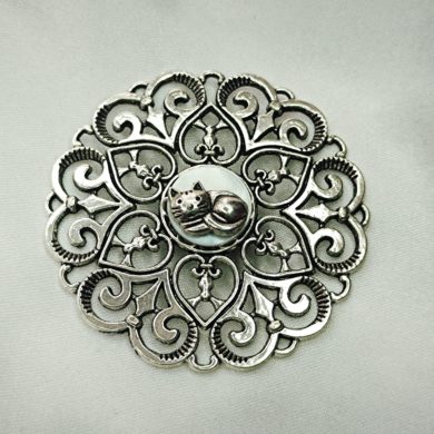 Broche aimantée "Médaillon ajouré cœur chat"
