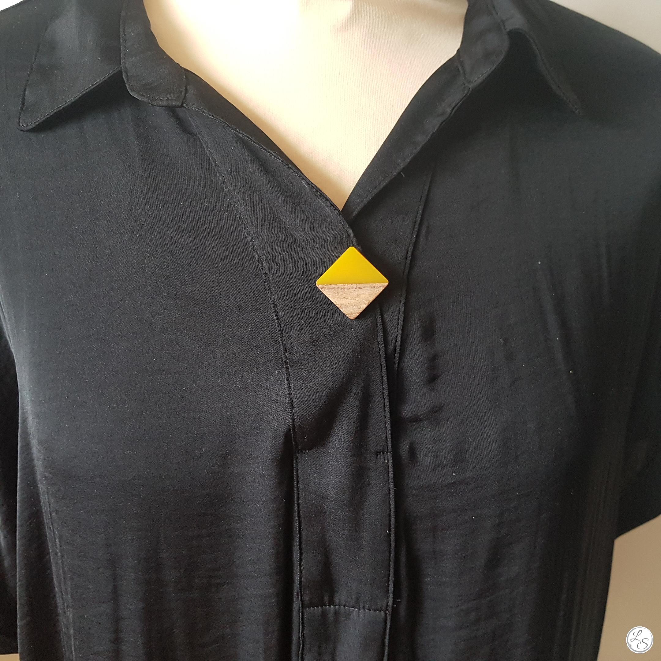 Broche aimantée "Carré bois résine jaune" – Image 2