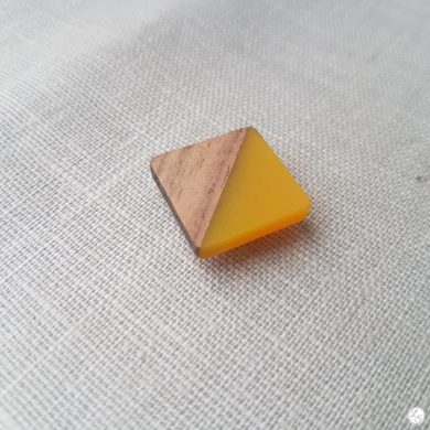 Broche aimantée "Carré bois résine jaune"