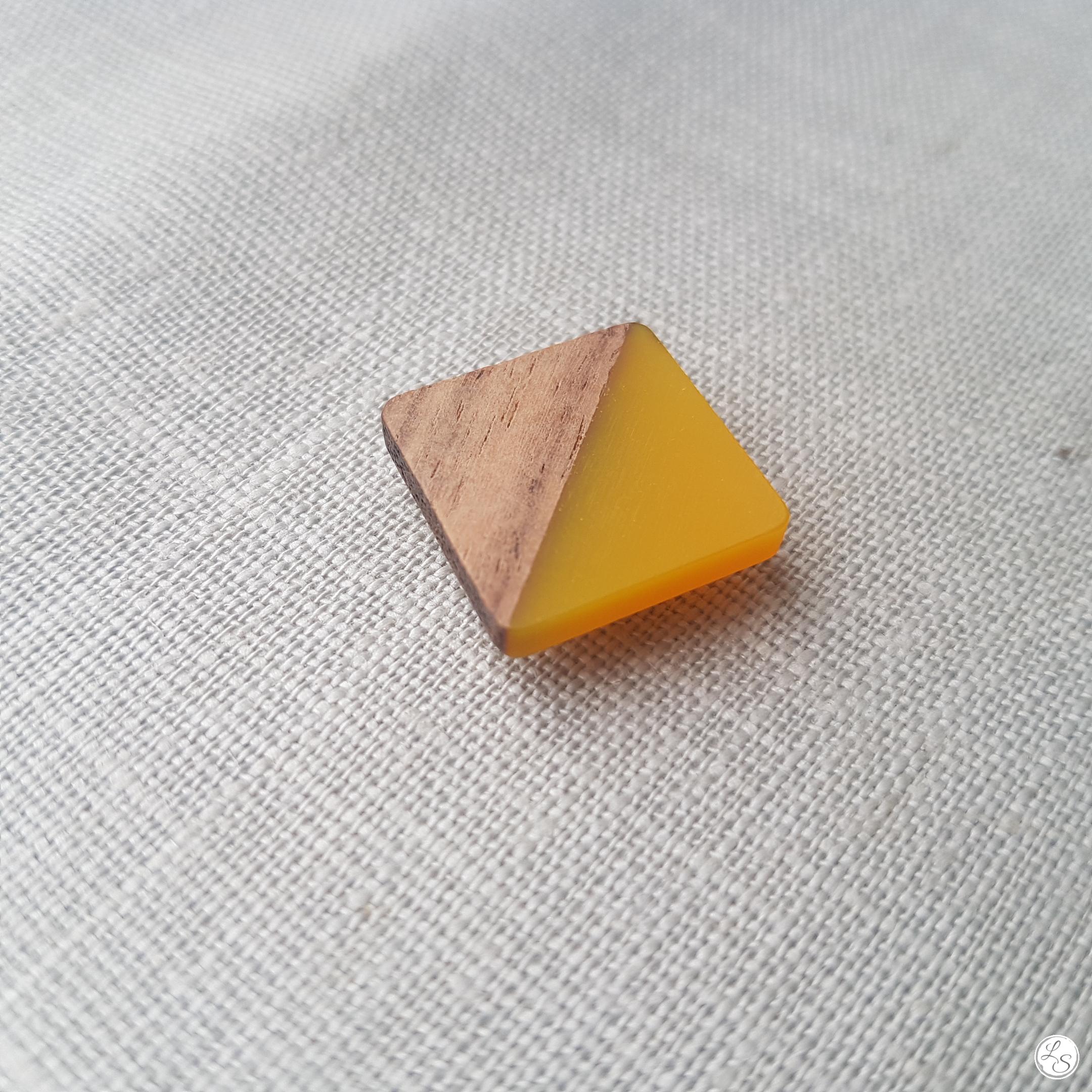 Broche aimantée "Carré bois résine jaune"