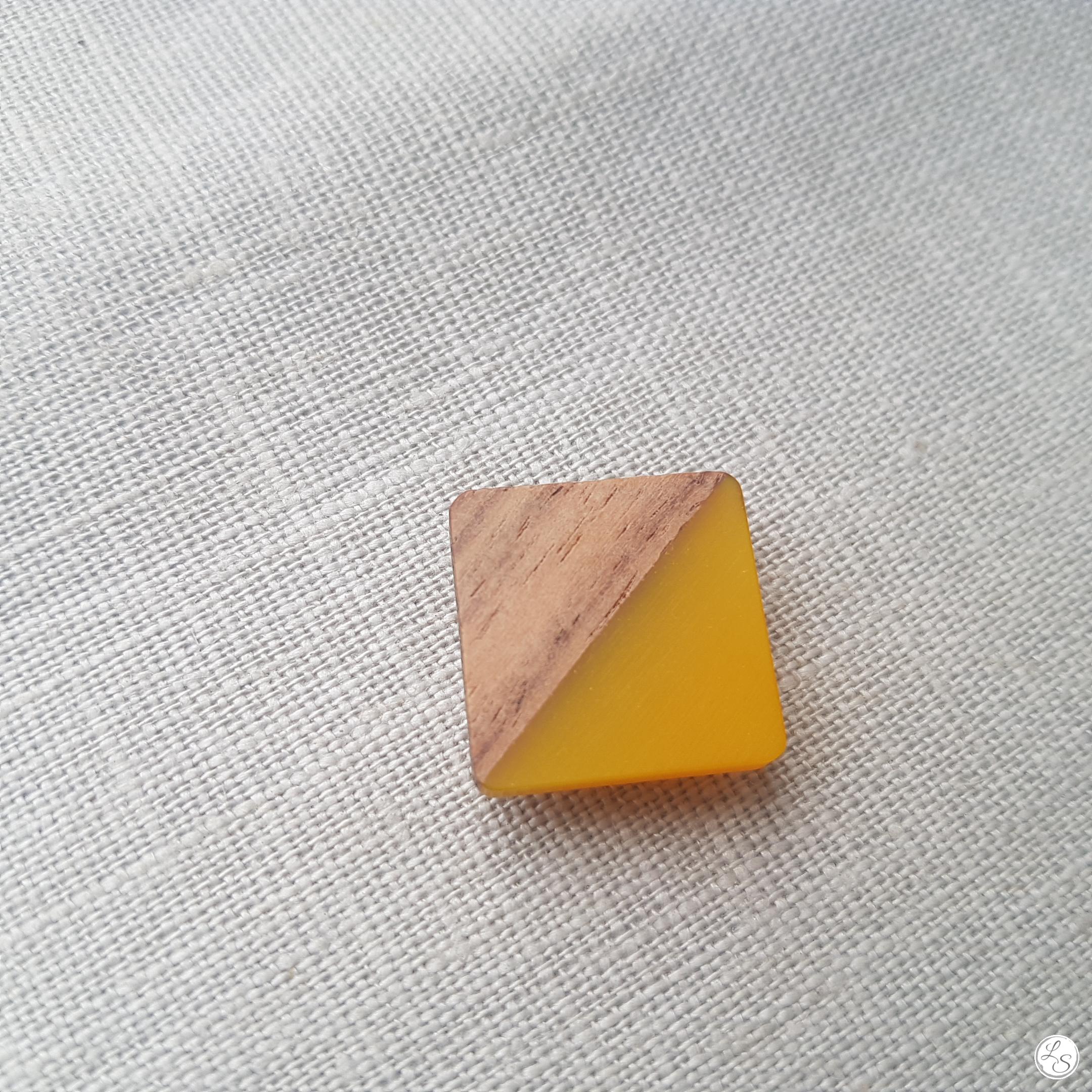 Broche aimantée "Carré bois résine jaune" – Image 3