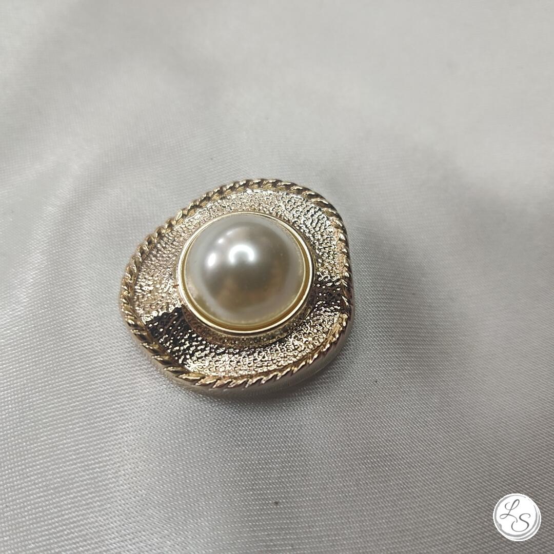 Broche aimantée "Chapeau rose ondulé"