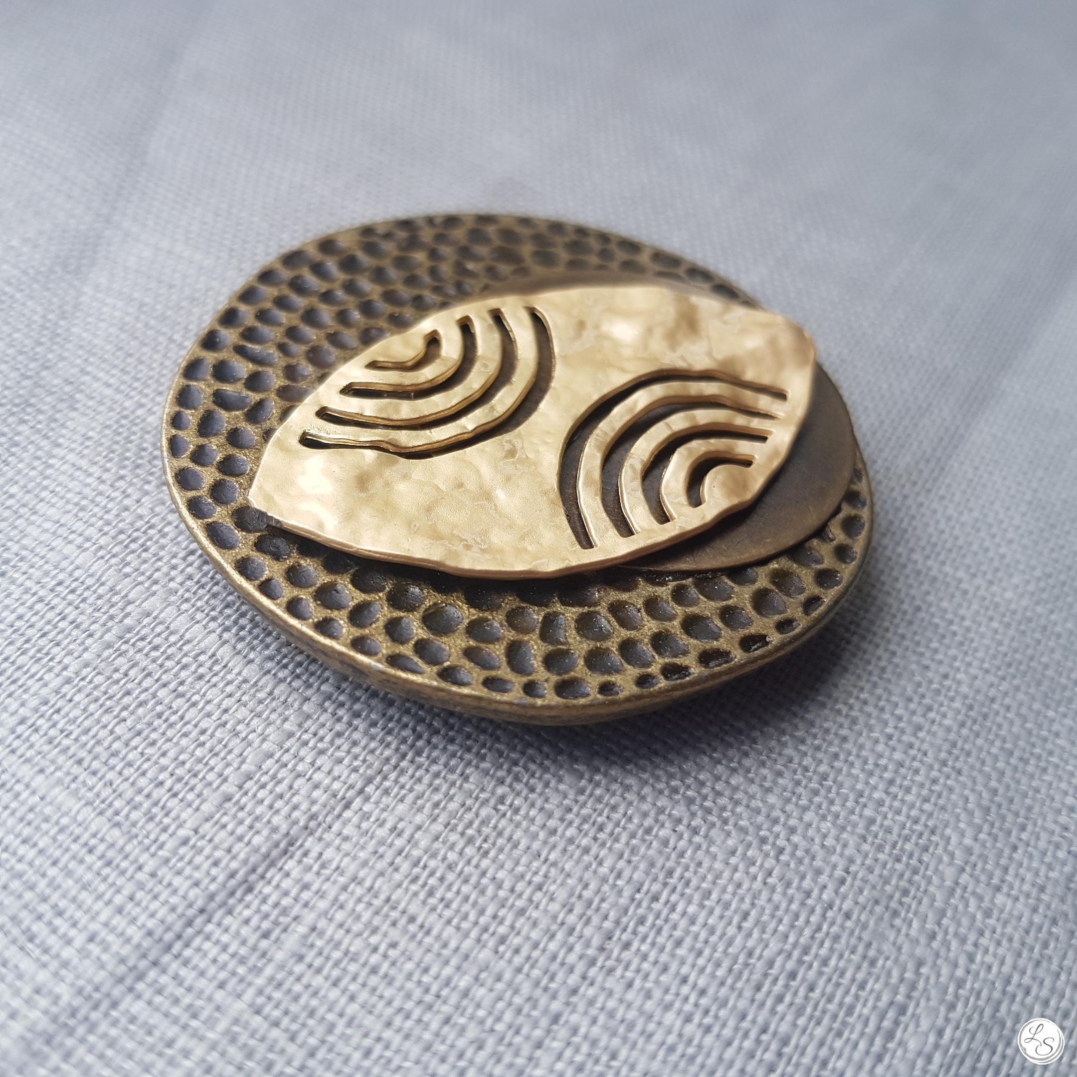 Broche aimantée "Ovale doré mat sur bronze"