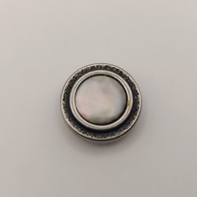 broche aimantée création unique lulushop nacre idéale pour un décolleté trop ouvert