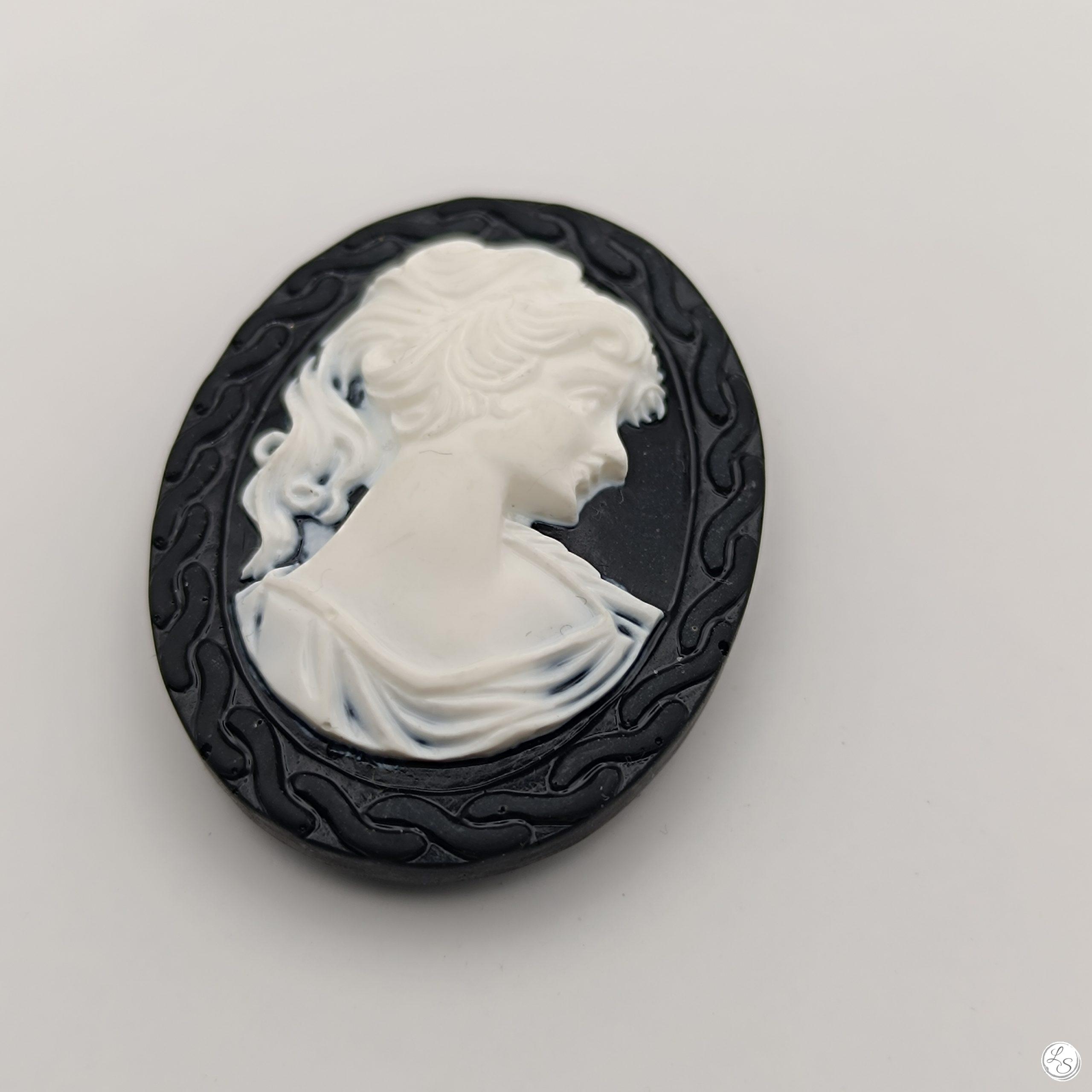 Broche aimantée "Camé noir et blanc" – Image 3