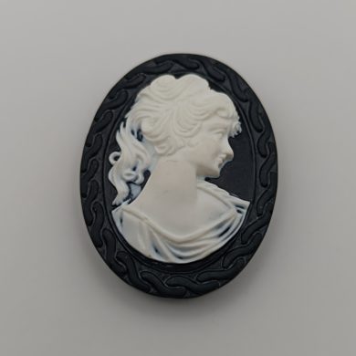 Broche aimantée "Camé noir et blanc"