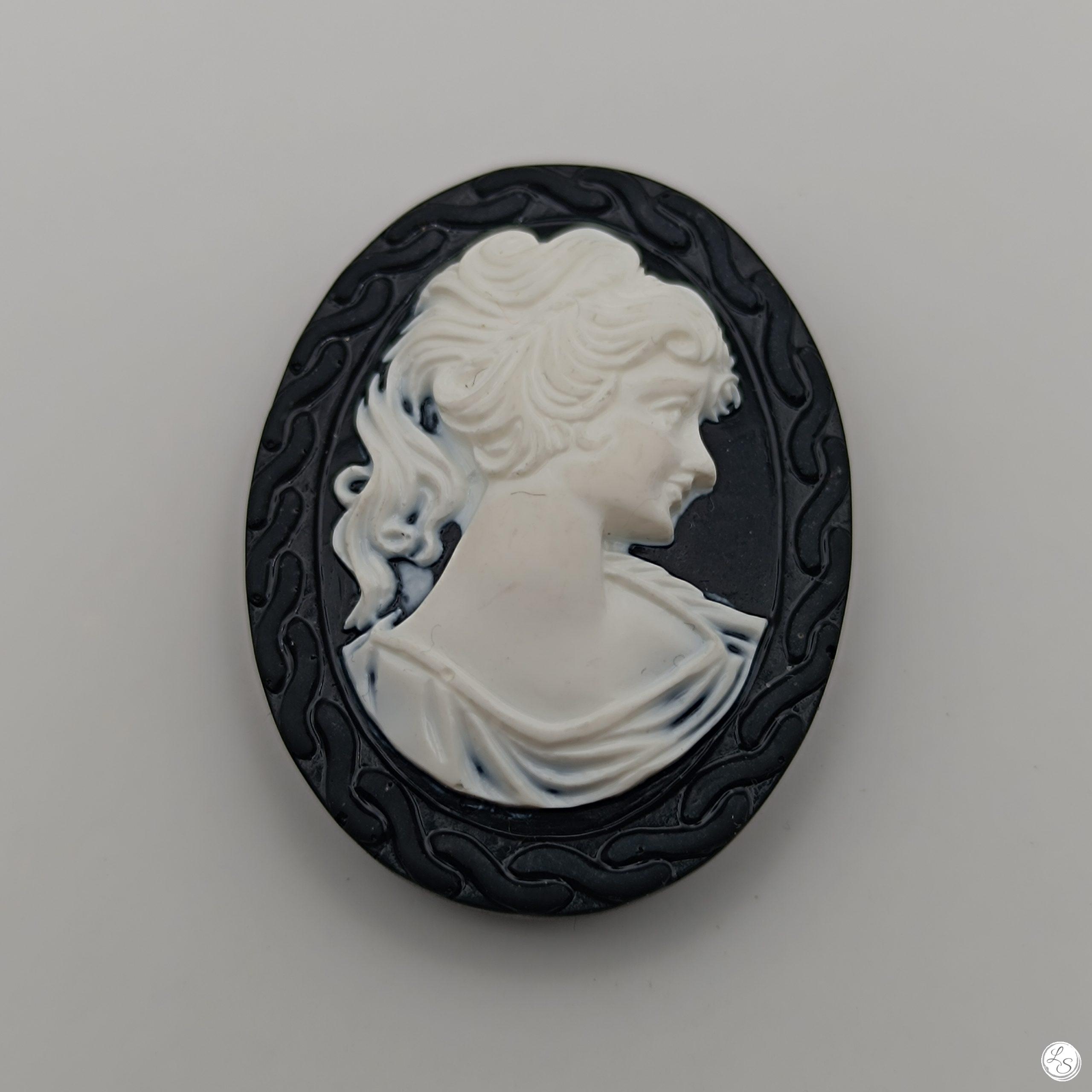 Broche aimantée "Camé noir et blanc"