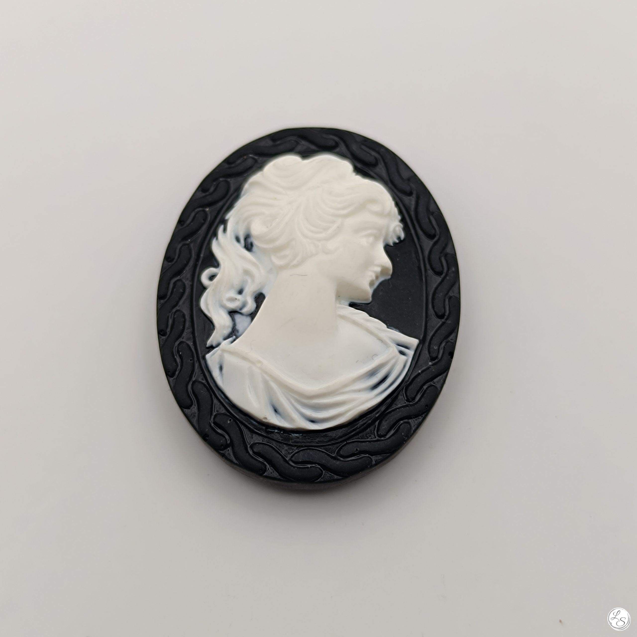 Broche aimantée "Camé noir et blanc" – Image 2