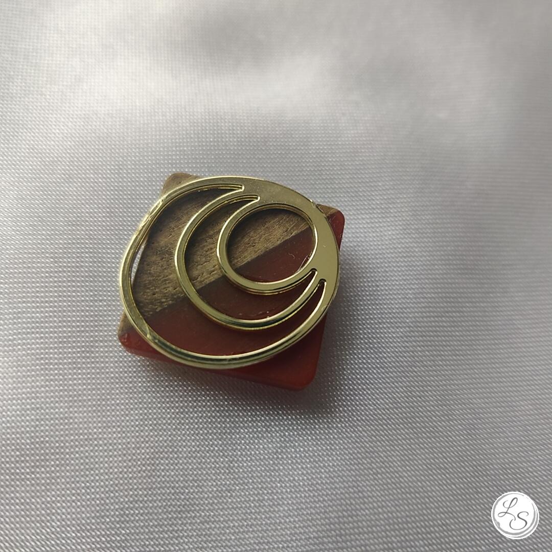 Broche aimantée "Bois carré lie de vin et spirale dorée " – Image 2