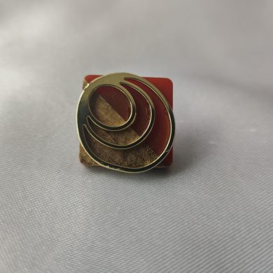 Broche aimantée "Bois carré lie de vin et spirale dorée "