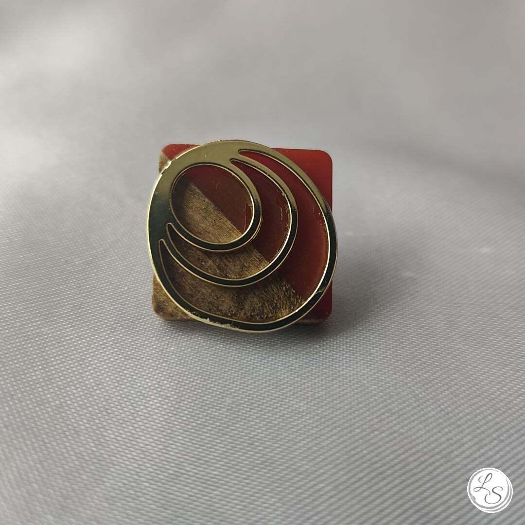 Broche aimantée "Bois carré lie de vin et spirale dorée "