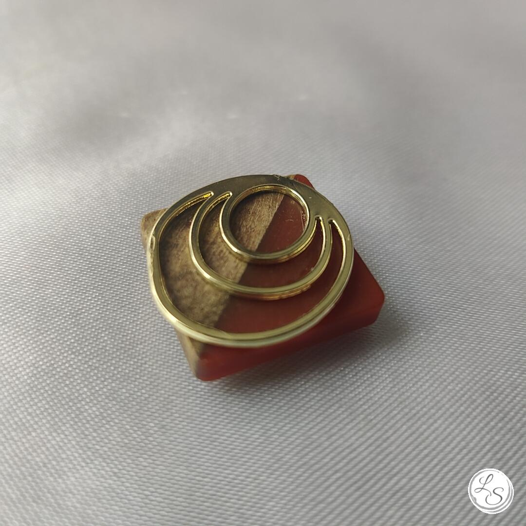 Broche aimantée "Bois carré lie de vin et spirale dorée " – Image 3