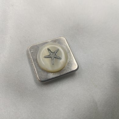 Broche aimantée "Carré argenté étoile nacre"
