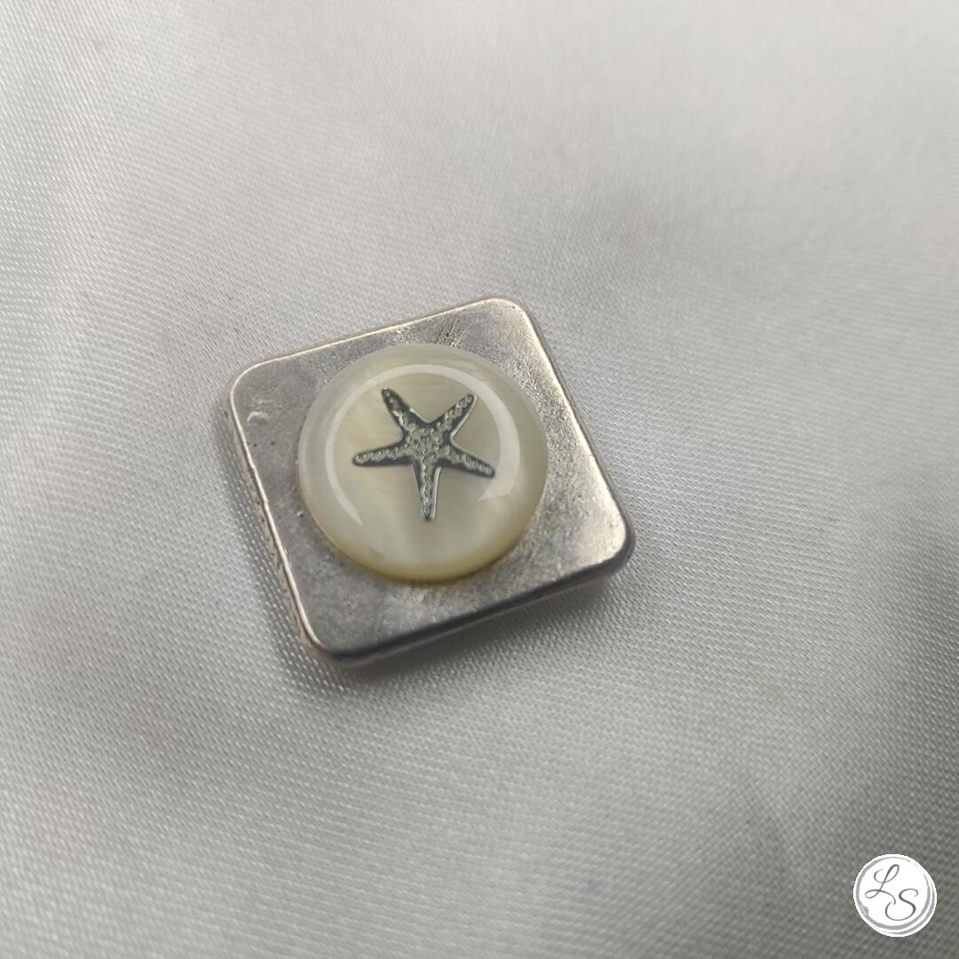 Broche aimantée "Carré argenté étoile nacre"
