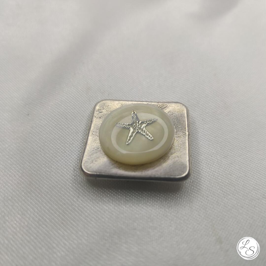 Broche aimantée "Carré argenté étoile nacre" – Image 2
