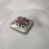 Broche aimantée "Carré argenté stras rouge" – Image 2