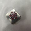 Broche aimantée "Carré argenté stras rouge" – Image 4