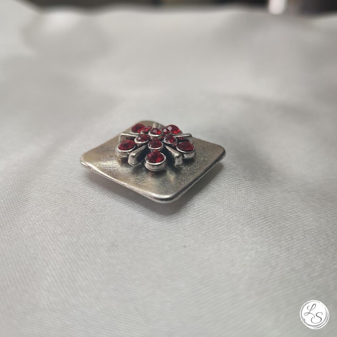 Broche aimantée "Carré argenté stras rouge" – Image 3