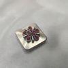 Broche aimantée "Carré argenté stras rouge"