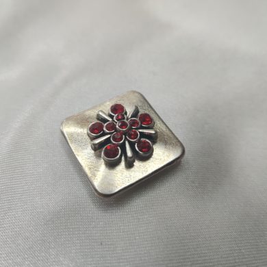 Broche aimantée "Carré argenté stras rouge"