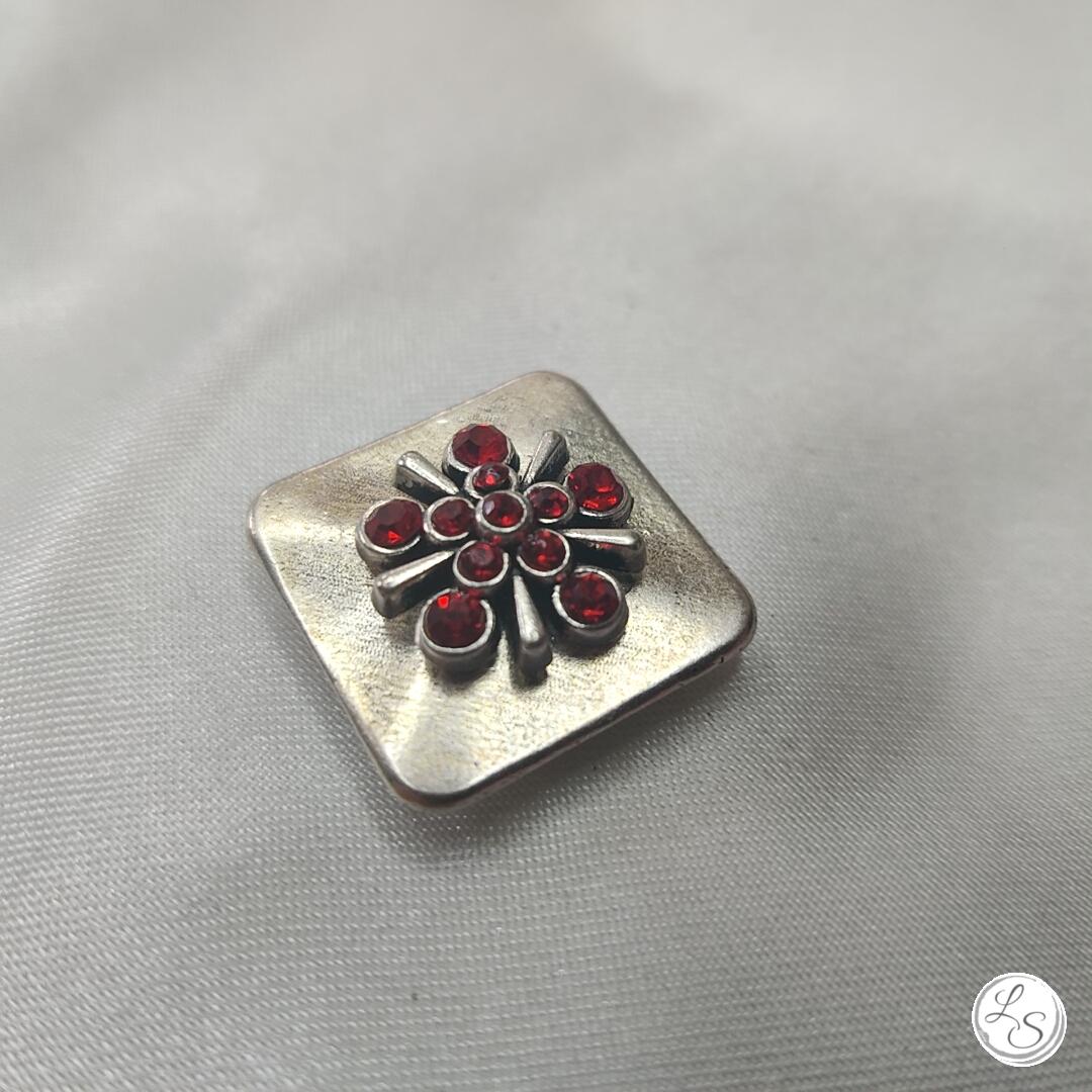 Broche aimantée "Carré argenté stras rouge"