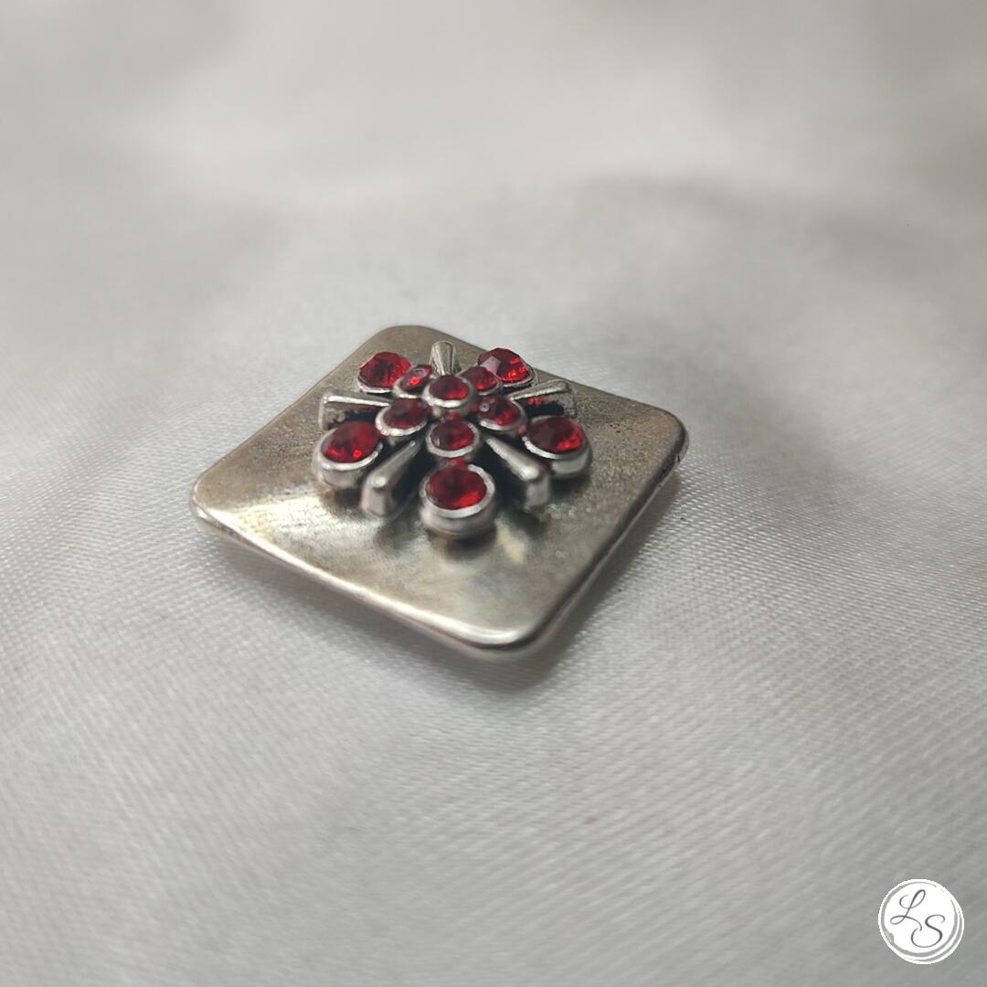 Broche aimantée "Carré argenté stras rouge" – Image 2