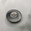 BROCHE AIMANTÉE CRÉATION UNIQUE  "Chat couché sur médaillon gris"