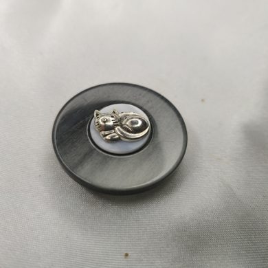 BROCHE AIMANTÉE CRÉATION UNIQUE  "Chat couché sur médaillon gris"