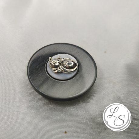 BROCHE AIMANTÉE CRÉATION UNIQUE  "Chat couché sur médaillon gris"