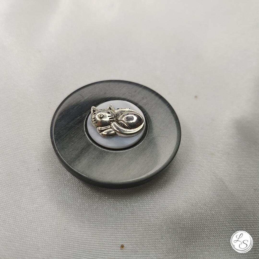 BROCHE AIMANTÉE CRÉATION UNIQUE "Chat couché sur médaillon gris"