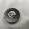 BROCHE AIMANTÉE CRÉATION UNIQUE  "Chat couché sur médaillon gris" – Image 3
