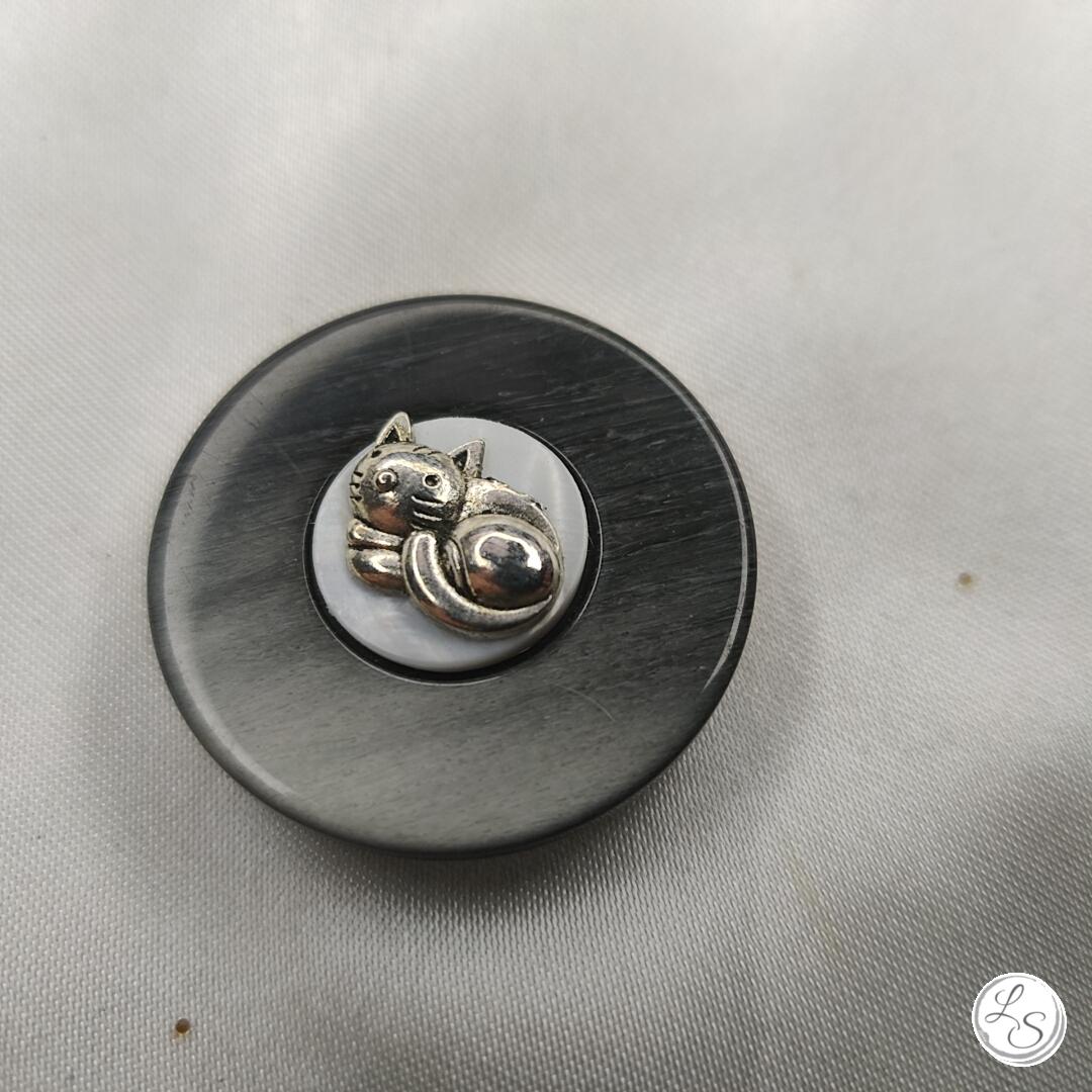 BROCHE AIMANTÉE CRÉATION UNIQUE "Chat couché sur médaillon gris" – Image 3