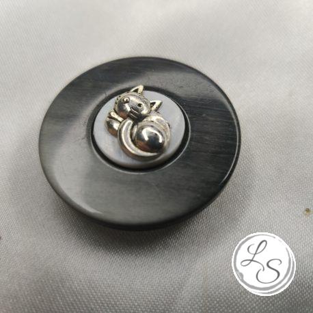 BROCHE AIMANTÉE CRÉATION UNIQUE  "Chat couché sur médaillon gris" – Image 2