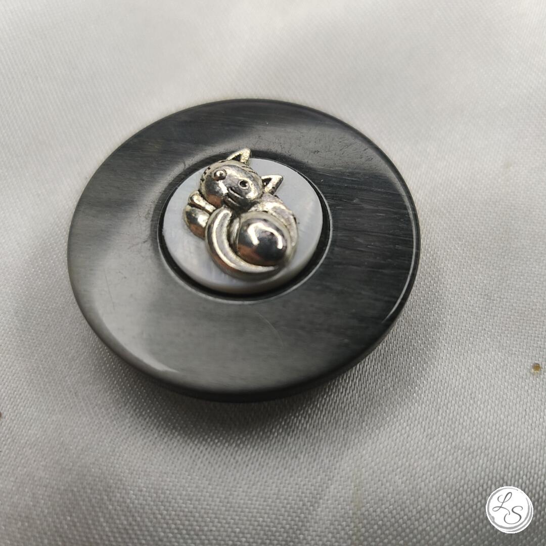 BROCHE AIMANTÉE CRÉATION UNIQUE "Chat couché sur médaillon gris" – Image 2