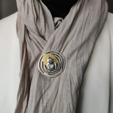Broche aimantée "Chat cœur sur spirale"