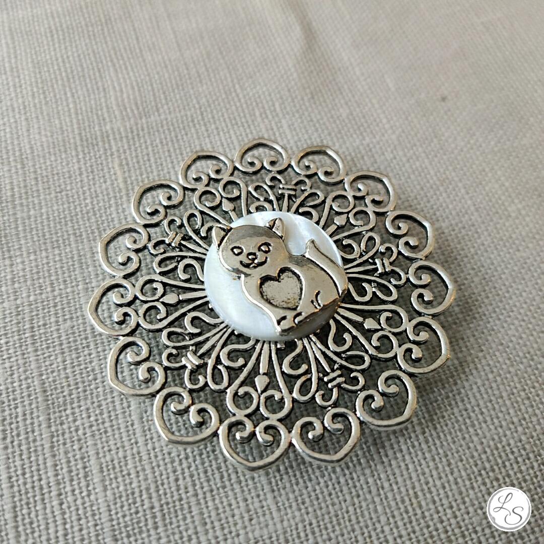 Broche aimantée "Chat cœur sur médaillon cœur ajouré" – Image 2