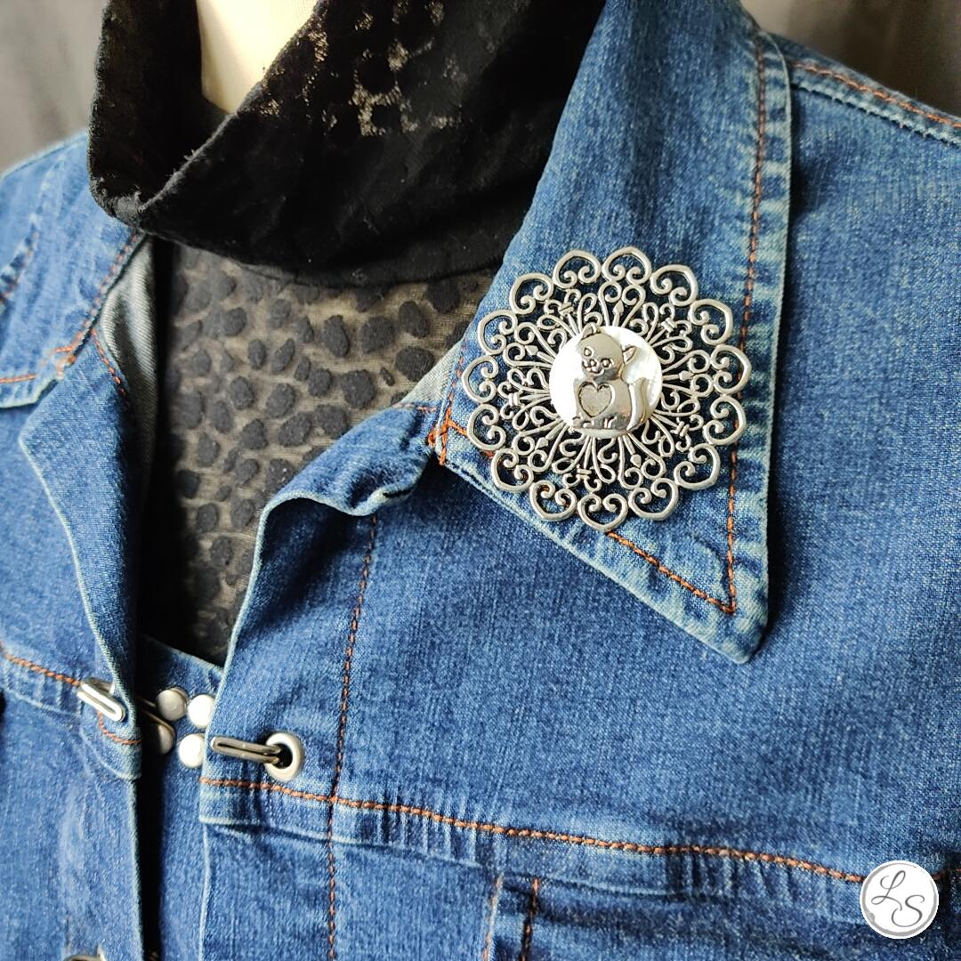 Broche aimantée "Chat cœur sur médaillon cœur ajouré"