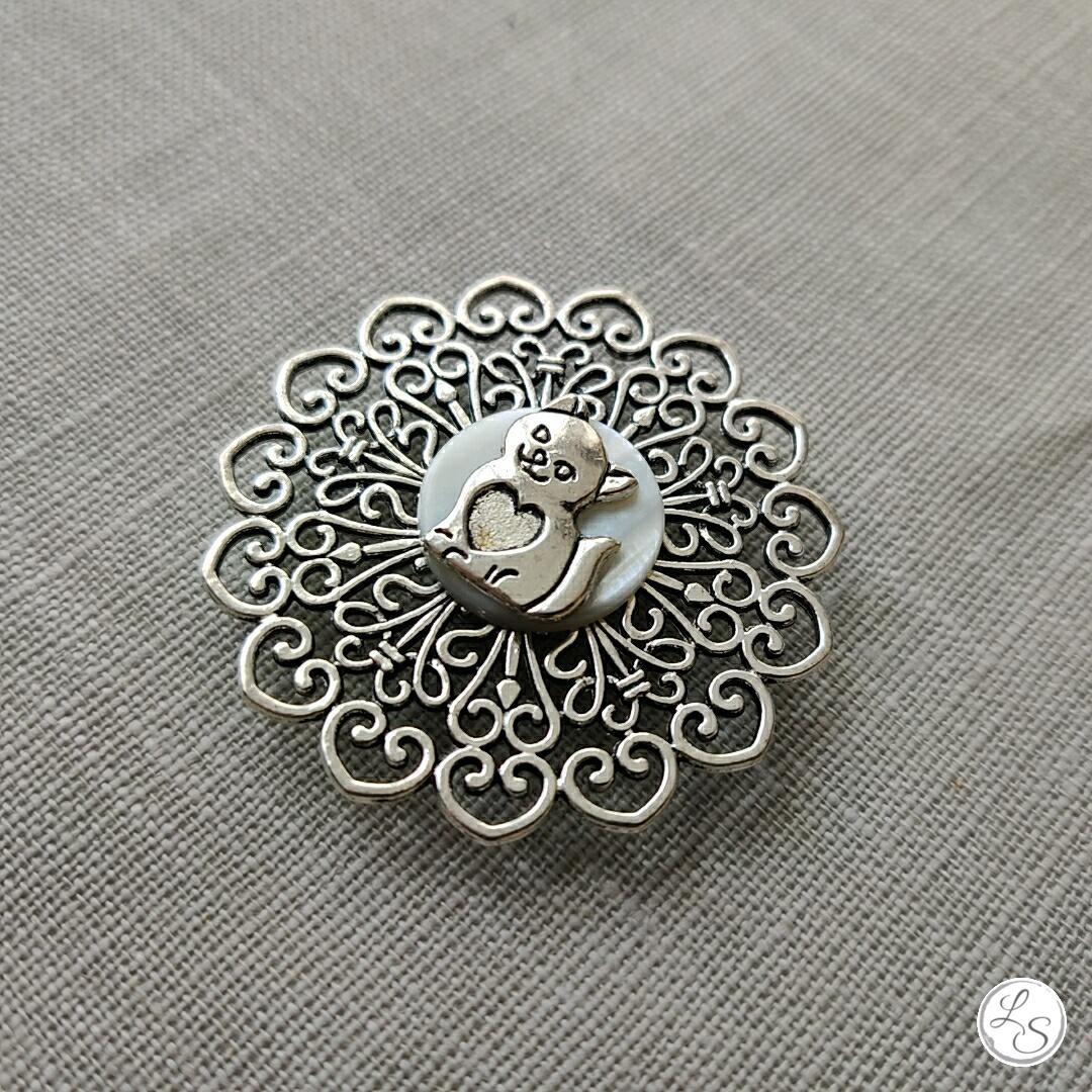 Broche aimantée "Chat cœur sur médaillon cœur ajouré" – Image 3