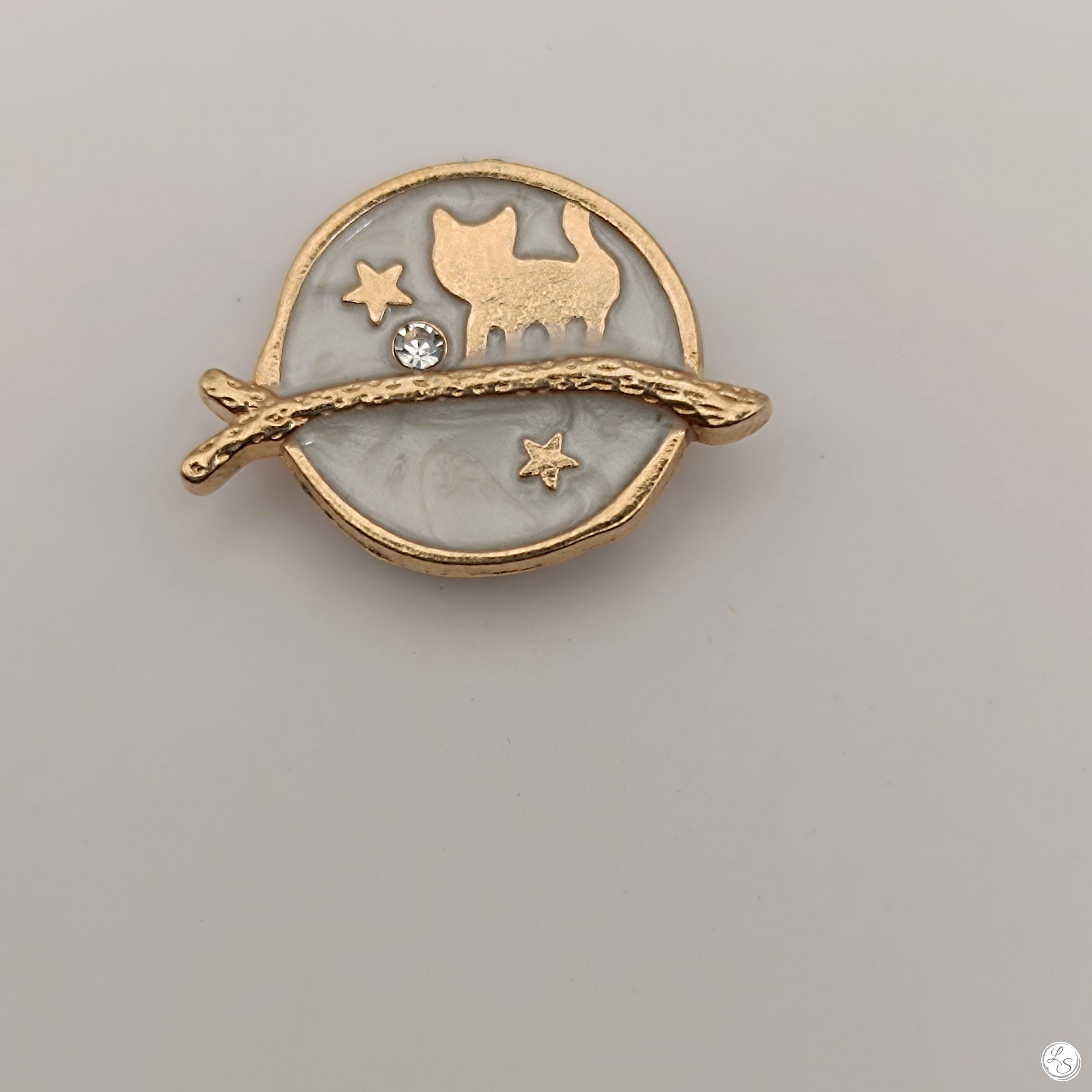 Broche aimantée "Chat doré sur fond blanc" – Image 4
