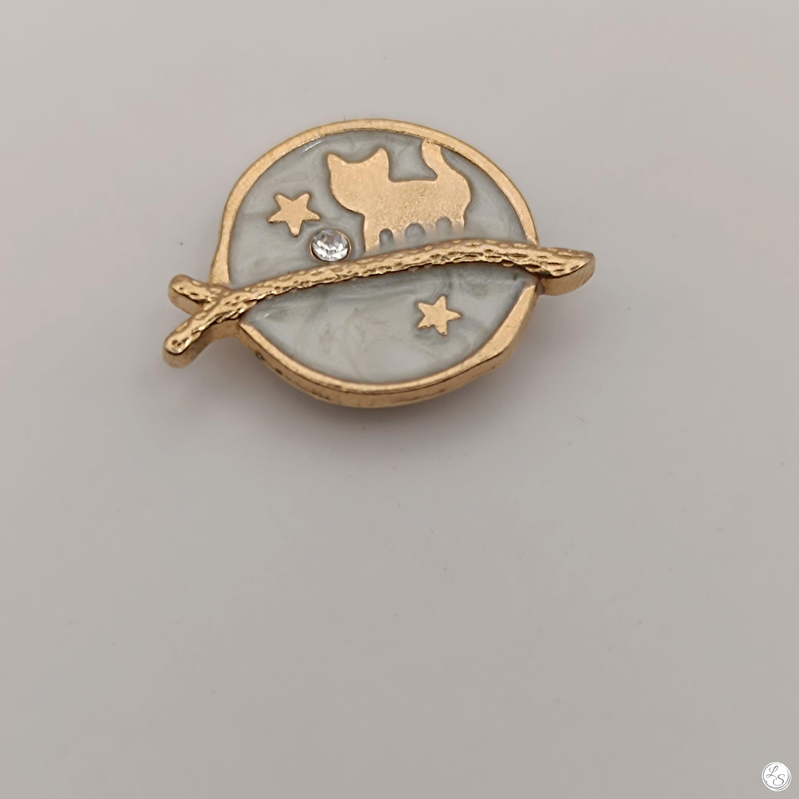 Broche aimantée "Chat doré sur fond blanc" – Image 3