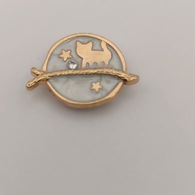 Broche aimantée "Chat doré sur fond blanc"