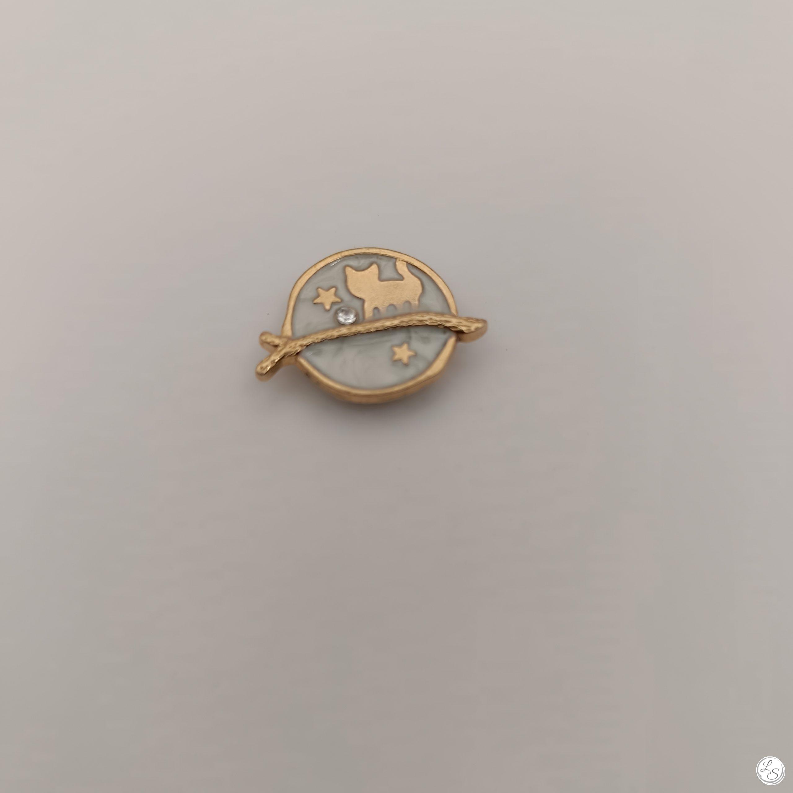 Broche aimantée "Chat doré sur fond blanc" – Image 2