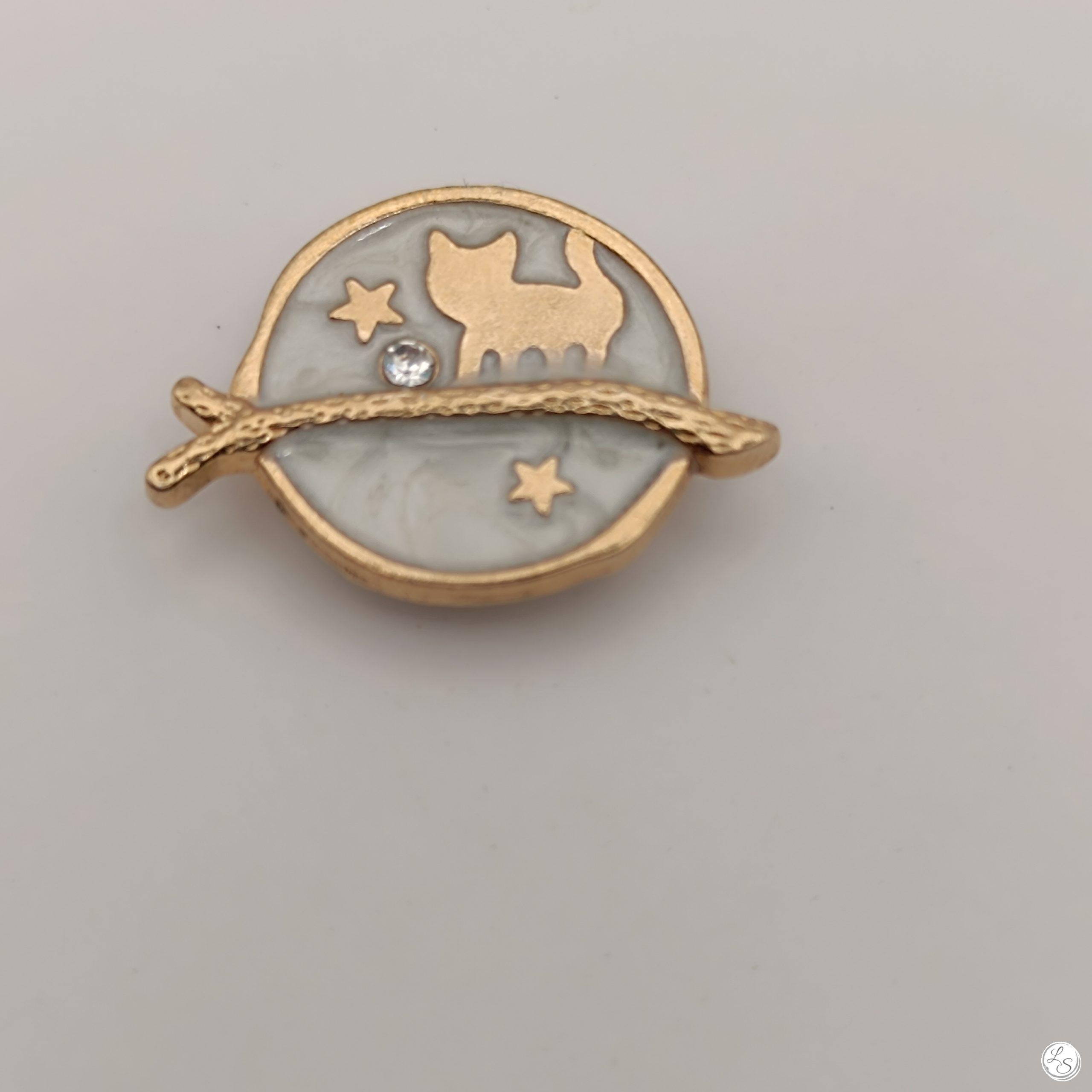 Broche aimantée "Chat doré sur fond blanc"