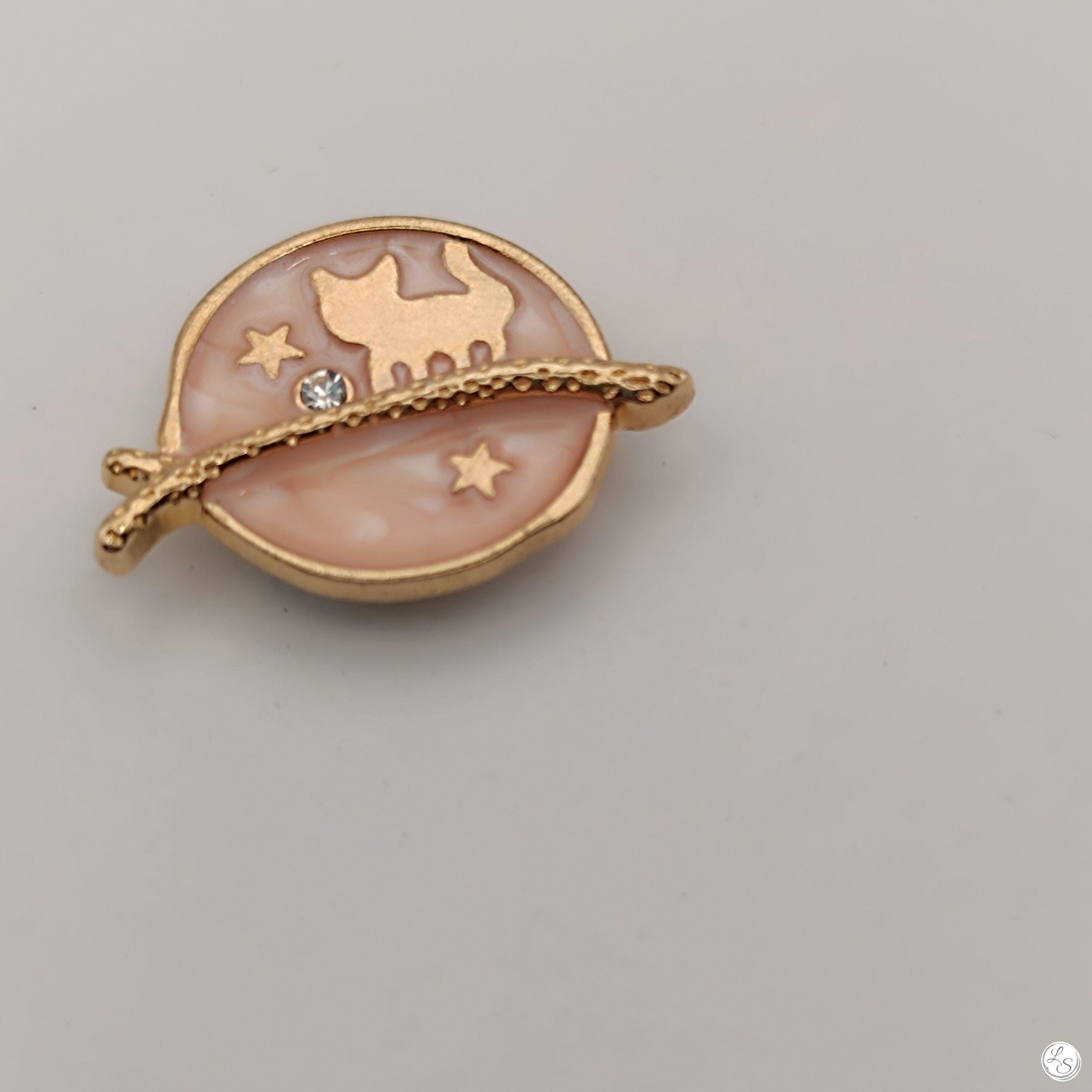 Broche aimantée "Chat doré sur fond rose" – Image 4