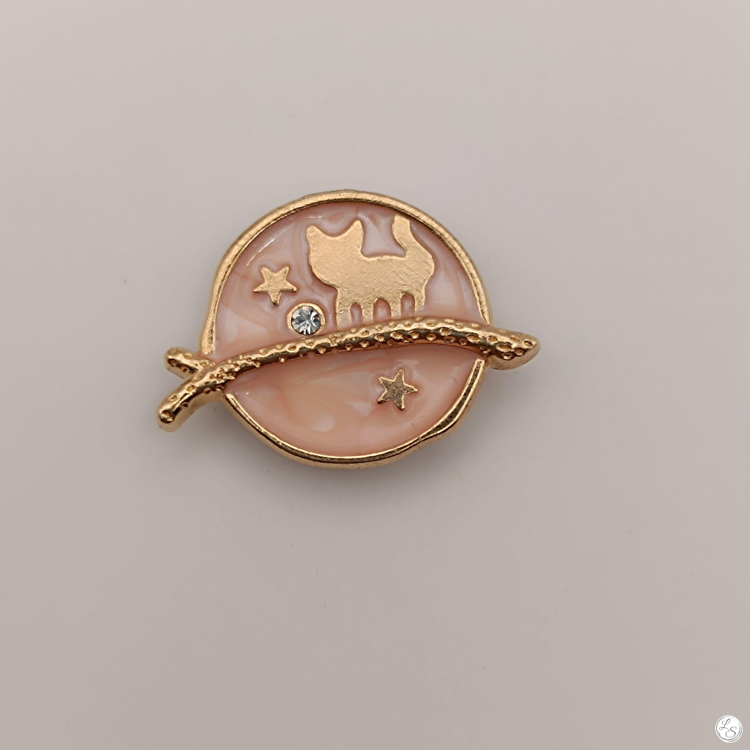Broche aimantée "Chat doré sur fond rose" – Image 3