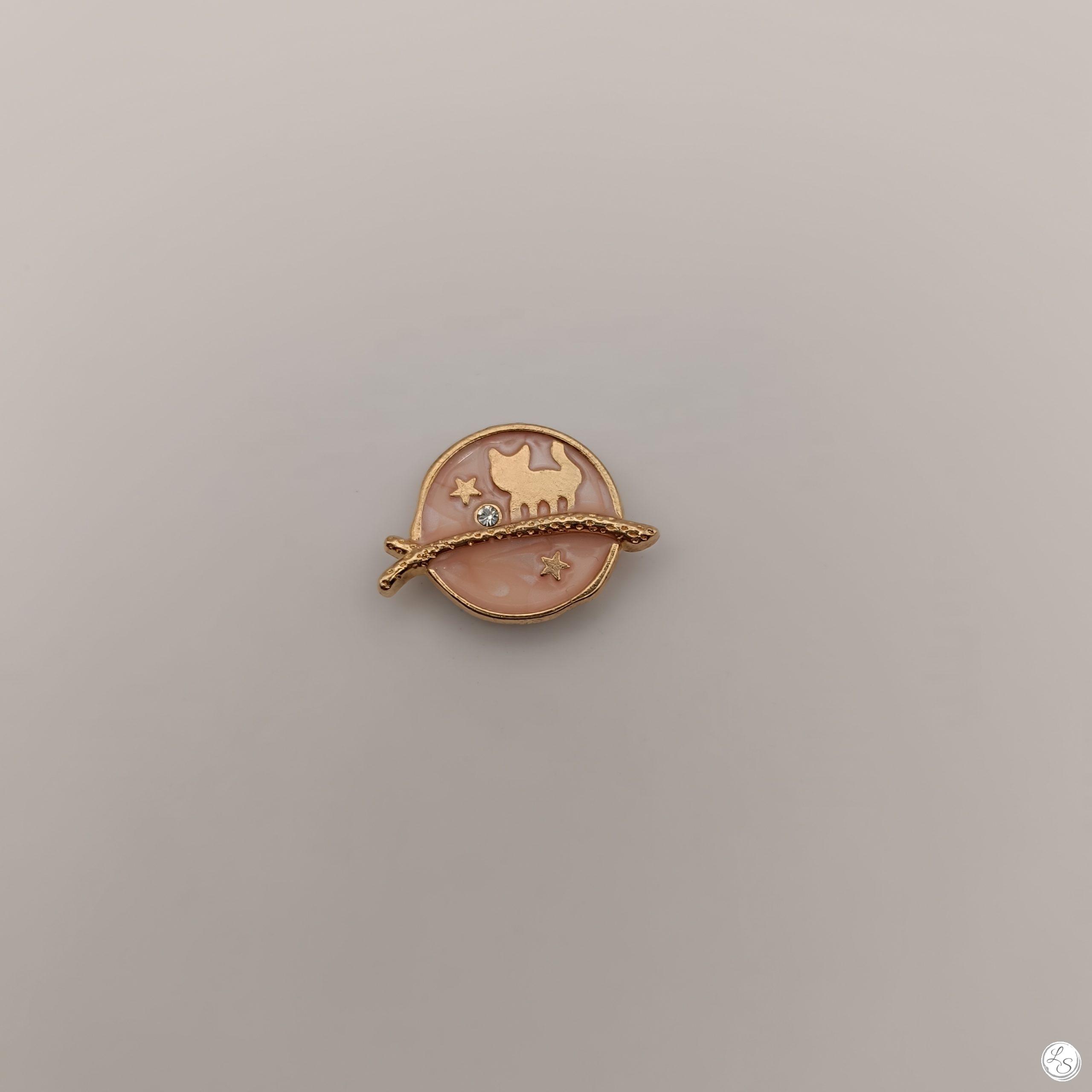 Broche aimantée "Chat doré sur fond rose" – Image 2